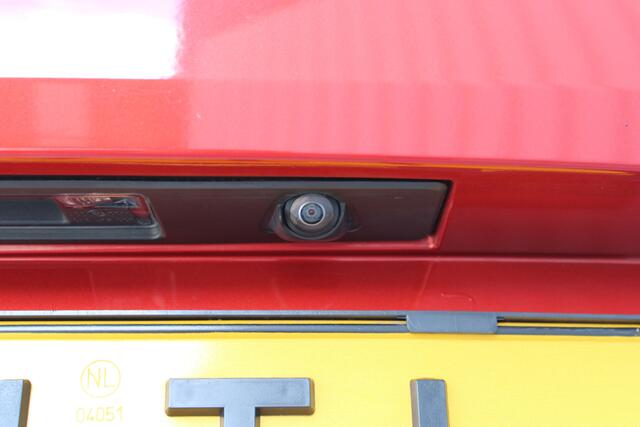 Volvo XC60 2.0 Recharge T6 AWD R-Design | Incl. 12 maanden garantie | Cruise control | Climate control | Apple carplay/Android auto | Uitklapbare trekhaak | Schuif/kantel dak | Parkeercamera | Stoel/stuurverwarming |