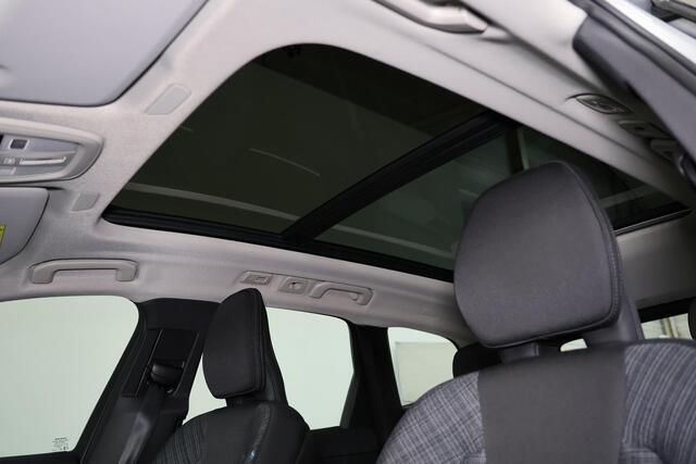 Volvo XC60 T6 Recharge AWD Core Bright - LONG RANGE - Panorama/schuifdak - IntelliSafe Assist & Surround - Parkeercamera achter - Verwarmde voorstoelen, stuur & achterbank - Parkeersensoren voor & achter - Draadloze tel. lader - 18' LMV