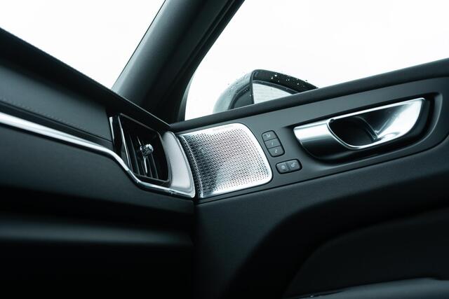 Volvo XC60 T8 Plug-in hybrid AWD Ultra Black Edition - Facelift - | Op voorraad | Luchtvering | Bowers & Wilkins | Massage/ventilatie stoelen | Gelamineerde zijruiten | 22" LM