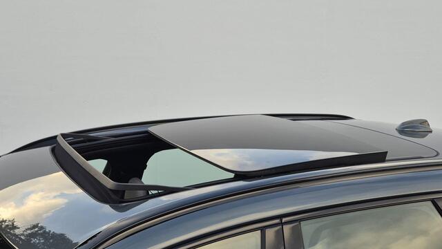 Volvo XC60 2.0 T6 Phev AWD Ultra Dark MY 2026 - 20" Wielen - Panoramadak - Lighting -Head up - H/K Audio - 360 Camera - Alarm - Climate - Full led koplampen -Donkere hemel