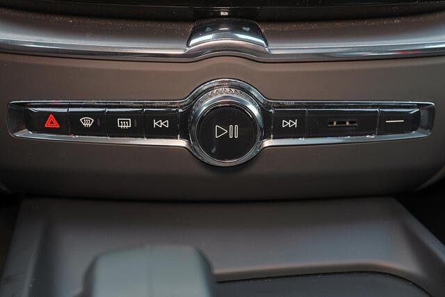 Volvo XC60 T6 Recharge AWD Core Bright - LONG RANGE - Panorama/schuifdak - IntelliSafe Assist & Surround - Adaptieve LED koplampen - Parkeercamera achter - Verwarmde voorstoelen, stuur & achterbank - Draadloze tel. lader - Standkachel - Extra getint glas - 18' LMV