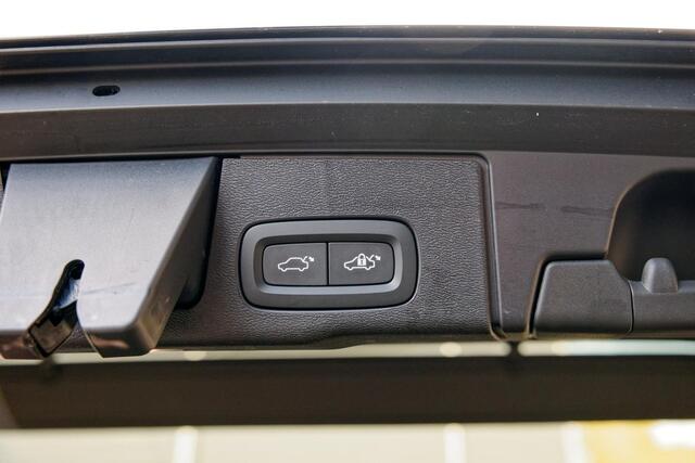 Volvo XC60 2.0 T8 Plug-in hybrid AWD Ultimate Black Edition Luchtvering, Trekhaak, 21", Panoramadak