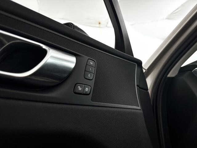 Volvo XC60 T6 Plug-in hybrid AWD Plus Dark | Panoramadak | 360° camera | Stoel- en Stuurverwarming | Trekhaak