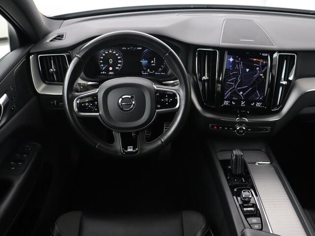Volvo XC60 2.0 Recharge T8 AWD R-Design | Panoramadak | Trekhaak | Adaptive cruise | Stoelverwarming | Carplay | Harman/Kardon | Navigatie | Memory | Sportstoelen | Achterbankverwarming | PHEV | Plug In
