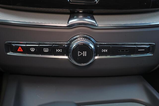 Volvo XC60 T6 Recharge AWD Plus Dark - LONG RANGE - Panorama/schuifdak - IntelliSafe Assist & Surround - 360º Camera - Harman/Kardon audio - Adaptieve LED koplampen - Verwarmde voorstoelen, stuur & achterbank - Parkeersensoren voor & achter - Elektr. bedienb. voorst