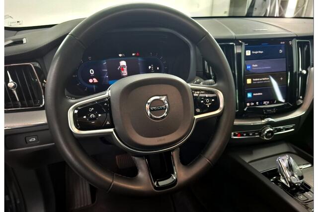 Volvo XC60 2.0 B5 MHEV 195kW/265pk Aut8 Ultimate Dark PANORAMADAK + HARMAN/KARDON + PILOT ASSIST + HEAD-UP DISPLAY + ADAPT.CRUISE + STANDKACHEL + STOELVERWARMING V&A + BLIS + LANE ASSIST + STUURVERWARMING + ON-CALL + EL.TREKHAAK + PARKSENSOREN + 21" LM-VELGEN!!