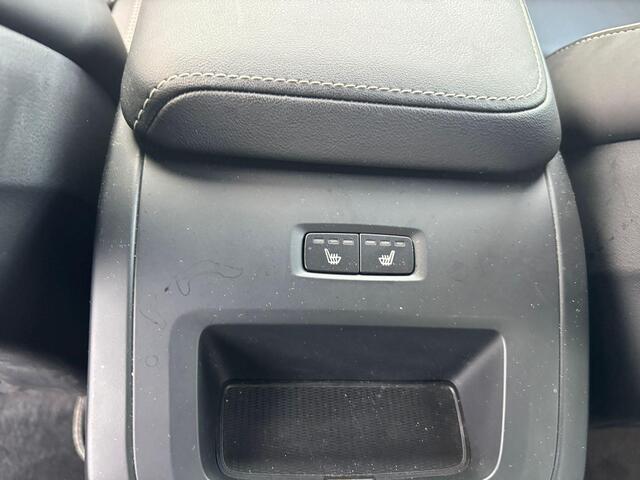 Volvo XC60 B5 R-Design 20"L.M.Velgen|Park.Verwaring|Donker Glas|Automaat