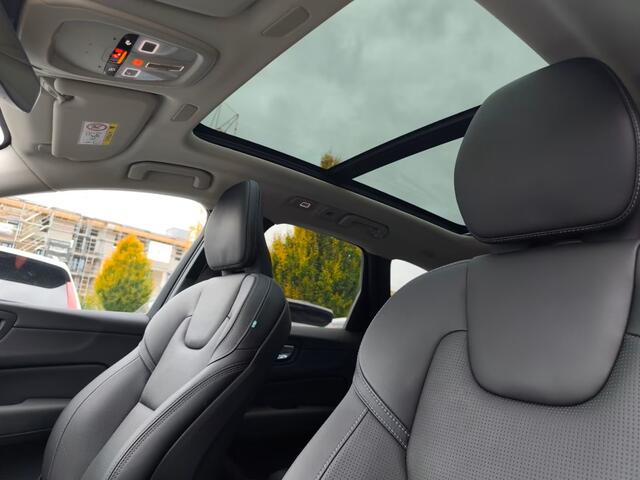 Volvo XC60 2.0 T8 Plug-in hybrid AWD Plus Dark (335kW/455PK) FULL OPTION ** 1e EIG - Ex VOLVO - ¤ 25.000,= onder NP ** ** INFORMEER OOK NAAR ONZE AANTREKKELIJKE FINANCIAL-LEASE TARIEVEN **