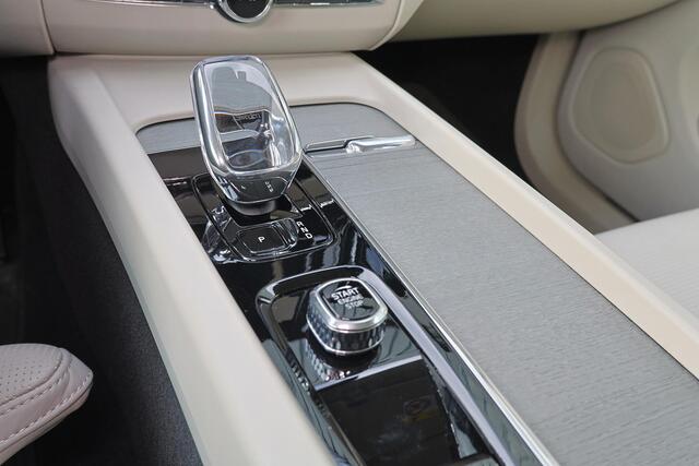 Volvo XC60 T6 Plug-in hybrid AWD Ultimate Bright - LONG RANGE - Panorama/schuifdak - IntelliSafe Assist & Surround - Luchtvering - 360º Camera - Harman/Kardon audio - Verwarmde voorstoelen, stuur & achterbank - Parkeersensoren voor & achter - Elektr. bedienb. voorst