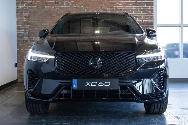 Volvo XC60 2.0 T6 Plug-in hybrid AWD Plus Black Edition | Verwacht Nov. 2025 | Luchtvering | Head-Up Display | 360º Camera | Schuif/Kantel-Panoramadak | Google Infotainment | 21" Lichtmetalen Wielen |