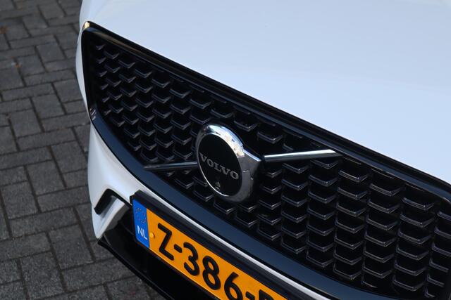 Volvo XC60 2.0 T6 Plug-in hybrid AWD Ultimate Dark | Schuif-/ kanteldak| Head-up display| Harman Kardon audiosysteem| Stoelverwarming voor + achter| Stuurwielverwarming| Semi- elektrisch inklapbare trekhaak|