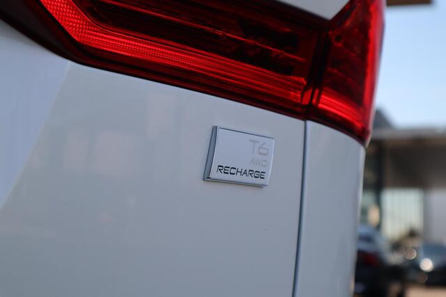 Volvo XC60 2.0 T6 Plug-in hybrid AWD Ultimate Dark | Schuif-/ kanteldak| Head-up display| Harman Kardon audiosysteem| Stoelverwarming voor + achter| Stuurwielverwarming| Semi- elektrisch inklapbare trekhaak|