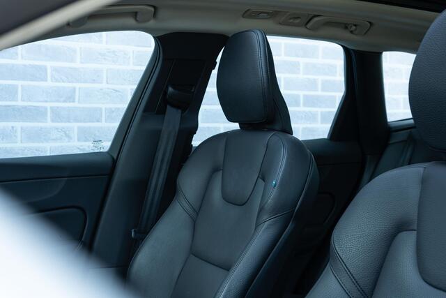 Volvo XC60 T6 Plug-in hybrid AWD Plus Bright | Long Range | Parkeerverwarming | Panoramadak | Lederen bekleding | Elektr. verst. stoelen |