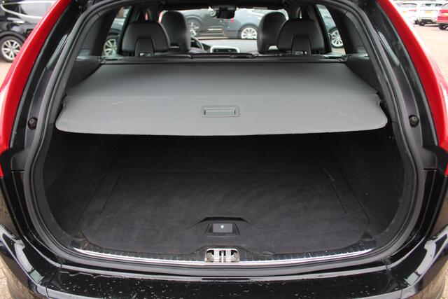 Volvo XC60 2.4 D4 Polar+ / Trekhaak / Panoramadak / Camera / Standverwarming / Leder&Alcantara / 18'' / Keyless / Navigatie / Stuur+Stoelverwarming / Blis / DAB / ACC