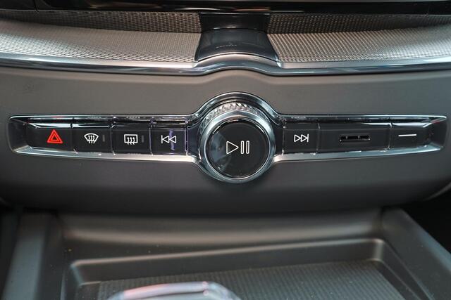 Volvo XC60 T6 Recharge AWD Ultra Black Edition - Panorama/schuifdak - IntelliSafe Assist & Surround - 360º Camera - Harman/Kardon audio - Adaptieve LED koplampen - Verwarmde voorstoelen, stuur & achterbank - Parkeersensoren voor & achter - Elektr. bedienb. voorstoel