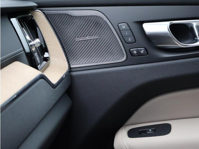 Volvo XC60 2.0 T6 Plug-in hybrid AWD Ultra Bright / Luchtvering / 360 Camera / Head-Up Display / Panoramadak / Harman Kardon / Getint Glas / BLIS / Keyless /