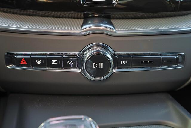 Volvo XC60 T6 Recharge AWD Ultra Black Edition - Panorama/schuifdak - IntelliSafe Assist & Surround - 360º Camera - Harman/Kardon audio - Adaptieve LED koplampen - Verwarmde voorstoestolen, stuur & achterbank - Parkeersensoren voor & achter - Elektr. bedienb. voorel