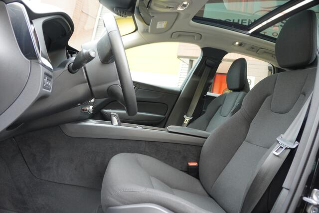 Volvo XC60 2.0 Recharge T6 AWD Business Pro / Panoramadak / Trekhaak / Stuurverwarming / ACC / 360 Camera /