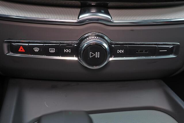 Volvo XC60 T6 Recharge AWD Plus Dark - Panorama/schuifdak - IntelliSafe Assist & Surround - 360º Camera - Harman/Kardon audio - Adaptieve LED koplampen - Verwarmde voorstoelen, stuur & achterbank - Elektr. bedienb. voorstoelen met geheugen - Parkeersensoren voor & a