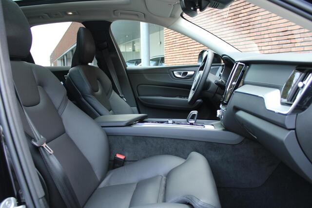 Volvo XC60 T8 Plug-in hybrid AWD Ultra Dark | | Nieuwe auto | Luchtvering | Trekhaak Semi-Elektrisch | Panoramisch schuif- /kanteldak | 21" inch lichtmetalen velgen | Head-Up Display | 360 graden camera | Harman/Kardon Audiosysteem | Extra getint glas | Elektrisch v