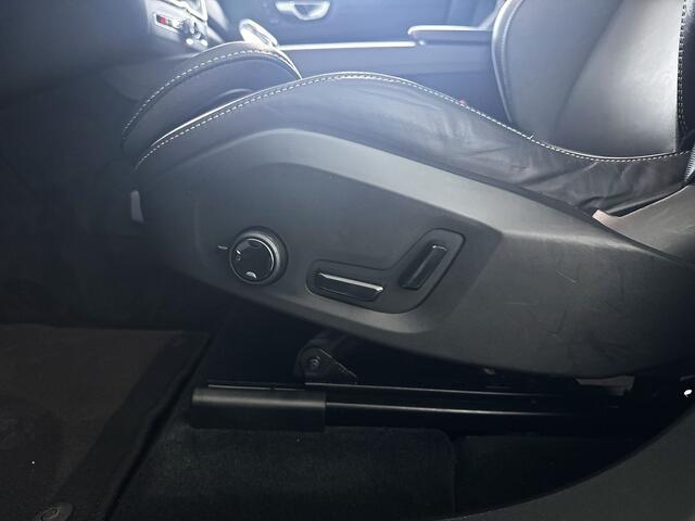 Volvo XC60 B5 Aut. Ultimate Dark | Panoramadak | Harman Kardon | 360º camera | Head-up display | Stoel- en Stuurverwarming | Trekhaak