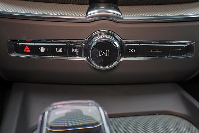 Volvo XC60 T6 Recharge AWD Plus Black Edition - Panorama/schuifdak - IntelliSafe Assist & Surround - 360º Camera - Adaptieve LED koplampen - Verwarmde voorstoelen, stuur & achterbank - Parkeersensoren voor & achter - Elektr. bedienb. voorstoelen met geheugen - Draad