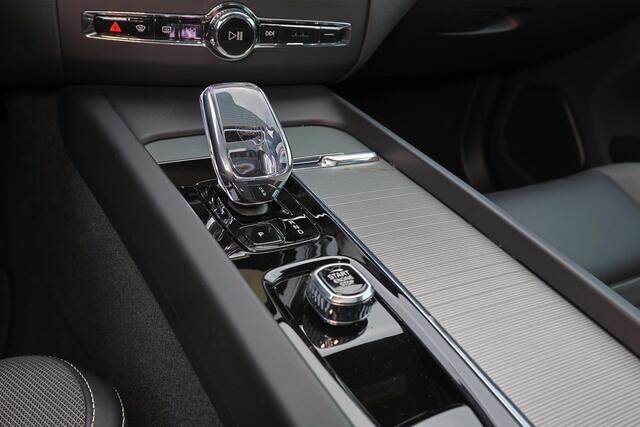 Volvo XC60 T6 Recharge AWD Plus Black Edition - Panorama/schuifdak - IntelliSafe Assist & Surround - 360º Camera - Adaptieve LED koplampen - Verwarmde voorstoelen, stuur & achterbank - Parkeersensoren voor & achter - Elektr. bedienb. voorstoelen met geheugen - Draad