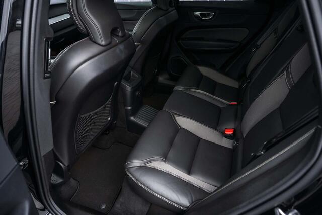 Volvo XC60 T8 Plug-in hybrid AWD Plus Black Edition | 360° Camera | Trekhaak | Adaptieve Full LED | Harman Kardon audio | Verwarmbare voorruit