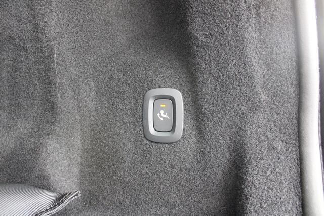 Volvo XC60 B5 Automaat Business Pro | Adapt. Cruise | Trekhaak | Camera | Verw. stoelen & stuurwiel | DAB