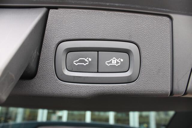 Volvo XC60 B5 Automaat Business Pro | Adapt. Cruise | Trekhaak | Camera | Verw. stoelen & stuurwiel | DAB