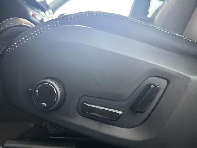 Volvo XC60 T6 Plug-in hybrid AWD Ultra Dark | Panoramadak | 360° camera | Bowers & Wilkins | Luchtvering | Head-up Display | Stoelventilatie & Verwarming | Stuurverwarming | Trekhaak