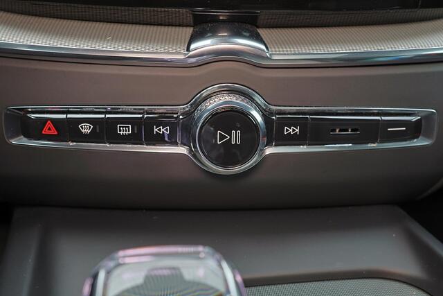 Volvo XC60 T6 Recharge AWD Plus Black Edition - Luchtvering - Panorama/schuifdak - IntelliSafe Assist & Surround - 360º Camera - Bowers & Wilkins audio - Adaptieve LED koplampen - Verwarmde voorstoelen, stuur & achterbank - Parkeersensoren voor & achter - Elektr. be