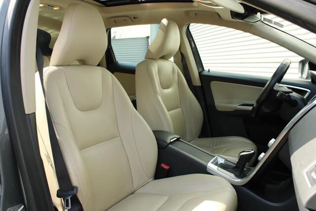 Volvo XC60 T5 Automaat FWD Summum | Elektrisch Glazen Panorama-Dak | Trekhaak Met Afneembare Kogel | Lichtmetalen Velgen 18" | Electronic Climate Controle | Voorstoelen Verwarmd | Park Assist Achter | Leder bekleding Offblack | Cruise Control | Bots Herkenning En A