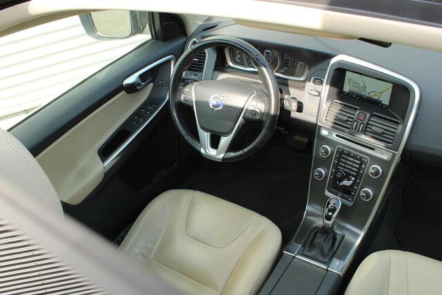 Volvo XC60 T5 Automaat FWD Summum | Elektrisch Glazen Panorama-Dak | Trekhaak Met Afneembare Kogel | Lichtmetalen Velgen 18" | Electronic Climate Controle | Voorstoelen Verwarmd | Park Assist Achter | Leder bekleding Offblack | Cruise Control | Bots Herkenning En A