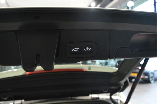 Volvo XC60 2.0 T6 Plug-in hybrid AWD ultra Dark pano leer Facelift !!