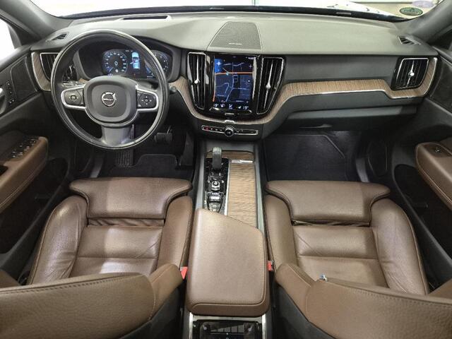 Volvo XC60 2.0 B5 Momentum Exclusive | Adaptieve Cruise Control | Panoramadak | Trekhaak | Harman Kardon Audio | 360º Parkeercamera | Head-Up Display | Lederen Comfort Stoelen | Stoel-/Stuurverwarming | Standkachel |