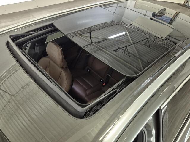 Volvo XC60 2.0 B5 Momentum Exclusive | Adaptieve Cruise Control | Panoramadak | Trekhaak | Harman Kardon Audio | 360º Parkeercamera | Head-Up Display | Lederen Comfort Stoelen | Stoel-/Stuurverwarming | Standkachel |