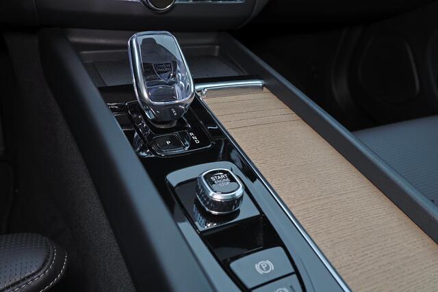 Volvo XC60 T8 Recharge AWD Ultra Dark - Luchtvering - Panorama/schuifdak - IntelliSafe Assist & Surround - 360º Camera - Bowers & Wilkins audio - Adaptieve LED koplampen - Verwarmde voorstoelen, stuur & achterbank - Parkeersensoren voor & achter - Elektr. bedienb. v