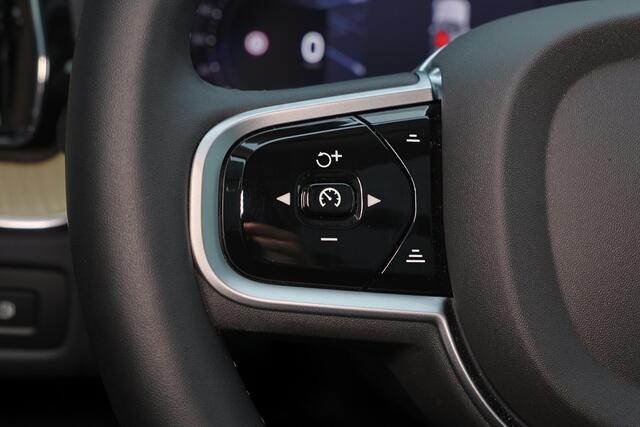 Volvo XC60 T8 Recharge AWD Ultra Dark - Luchtvering - Panorama/schuifdak - IntelliSafe Assist & Surround - 360º Camera - Bowers & Wilkins audio - Adaptieve LED koplampen - Verwarmde voorstoelen, stuur & achterbank - Parkeersensoren voor & achter - Elektr. bedienb. v