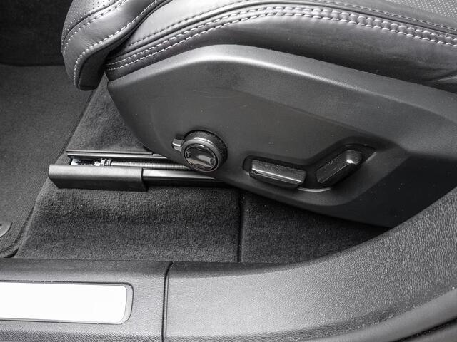 Volvo XC60 2.0 T8 Plug-in hybrid AWD ULTRA Dark (335kW/455PK) FULL OPTION (PANO / TREKH) ** 1e EIG - Ex VOLVO ** INFORMEER OOK NAAR ONZE AANTREKKELIJKE FINANCIAL-LEASE TARIEVEN **