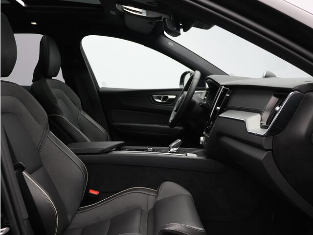 Volvo XC60 T8 AWD Plug-in hybrid Ultra Black Edition / Trekhaak / Luchtvering / B&W audio / Head up displ. / Pan. dak
