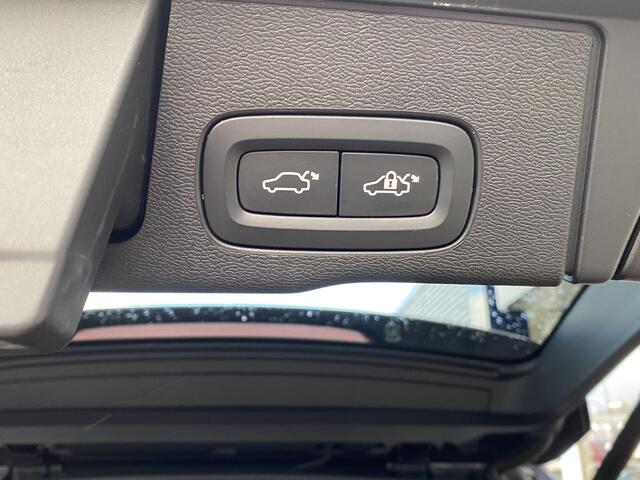 Volvo XC60 2.0 Recharge T6 AWD R-Design / Automaat / NL-Auto / Vol-Leder / Dealer-Onderhouden / 1e-Eigenaar / Pilot-Assist / Open-Panodak / Elektr.-Uitklapbare Trekhaak / Stoel-/Stuurverwarming / Adaptieve Cruise-Control Stop&Go / Climate-Control / Keyless / LED / D