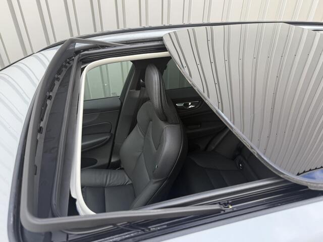 Volvo XC60 2.0 T6 Plug-in hybrid AWD Plus Dark | 360* camera | Schuif/kanteldak | Trekhaak |