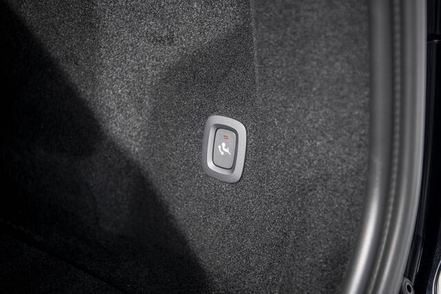 Volvo XC60 2.0 B5 R-Design | Trekhaak | 360 camera | Panoramadak | Harman Kardon audio | 4 zone climate control | Stoel- en stuurwielverwarming | Adaptive cruise control | Head-up display |