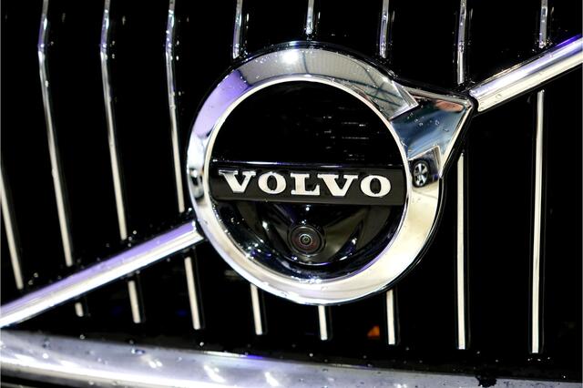 Volvo XC60 2.0 T5 AWD 184kW/250pk Aut8 Inscription 2400kg Trekgewicht!! LUCHTVERING + EL.TREKHAAK + ADAPT.CRUISE + PILOT ASSIST + STOEL-&STUURVERWARMING + 360 CAMERA + STANDKACHEL + ON-CALL + BLIS + LANE ASSIST + PARKSENSOREN + 19" LM-VELGEN!!