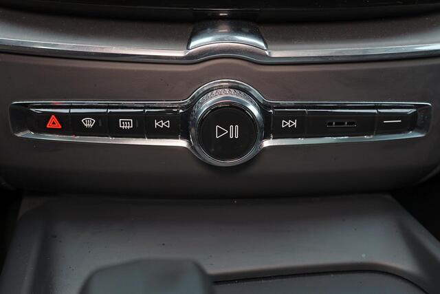 Volvo XC60 T6 Recharge AWD Core Bright - Panorama/schuifdak - IntelliSafe Assist & Surround - Adaptieve LED koplampen - Parkeercamera achter - Verwarmde voorstoelen, stuur & achterbank - Parkeersensoren voor & achter - Draadloze tel. lader - Extra getint glas - Elek