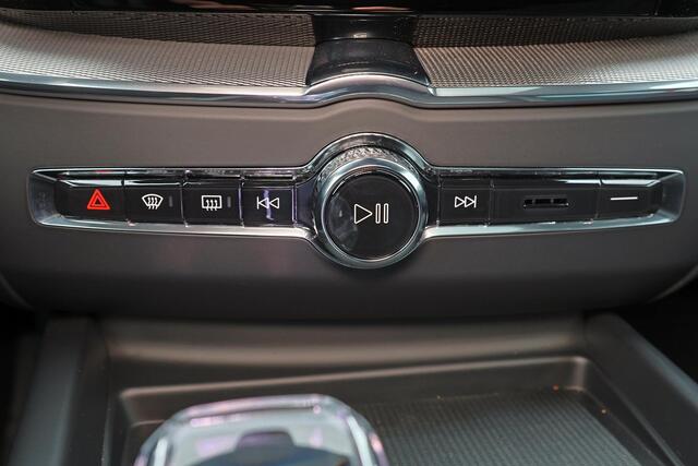Volvo XC60 T6 Recharge AWD Ultra Black Edition - Panorama/schuifdak - IntelliSafe Assist & Surround - 360º Camera - Harman/Kardon audio - Adaptieve LED koplampen - Verwarmde voorstoelen, stuur & achterbank - Parkeersensoren voor & achter - Elektr. bedienb. voorstoel