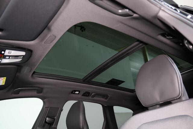 Volvo XC60 T6 Recharge AWD Ultra Black Edition - Panorama/schuifdak - IntelliSafe Assist & Surround - 360º Camera - Harman/Kardon audio - Adaptieve LED koplampen - Verwarmde voorstoelen, stuur & achterbank - Parkeersensoren voor & achter - Elektr. bedienb. voorstoel