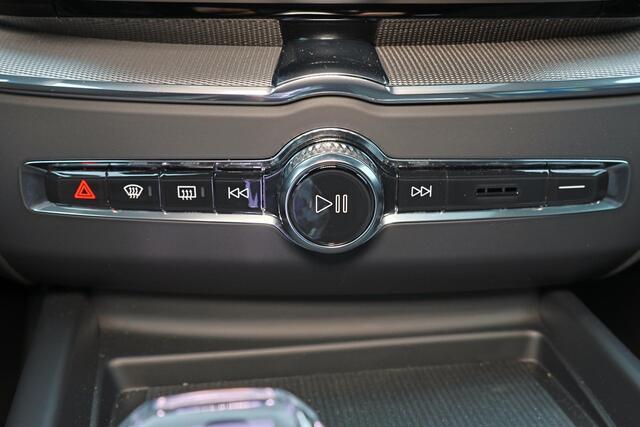 Volvo XC60 T6 Recharge AWD Ultra Black Edition - Panorama/schuifdak - IntelliSafe Assist & Surround - 360º Camera - Harman/Kardon audio - Adaptieve LED koplampen - Verwarmde voorstoelen, stuur & achterbank - Parkeersensoren voor & achter - Elektr. bedienb. voorstoel