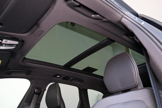 Volvo XC60 T8 Recharge AWD Ultra Black Edition - Luchtvering - Panorama/schuifdak - IntelliSafe Assist & Surround - 360º Camera - Harman/Kardon audio - Adaptieve LED koplampen - Verwarmde voorstoelen, stuur & achterbank - Parkeersensoren voor & achter - Elektr. bedi